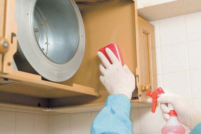 お掃除のプロが専用の資器材・洗剤ですみずみまでお掃除